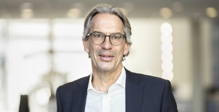 https://www.deutsche-versicherungsboerse.de/images/artikel-slider/maklerprozesse/595/gothaer - oliver bruess portrait ll_resized.jpg